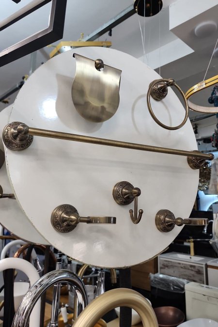 🟤 طقم إكسسوارات حمّام كلاسيك – برونزي مزخرف